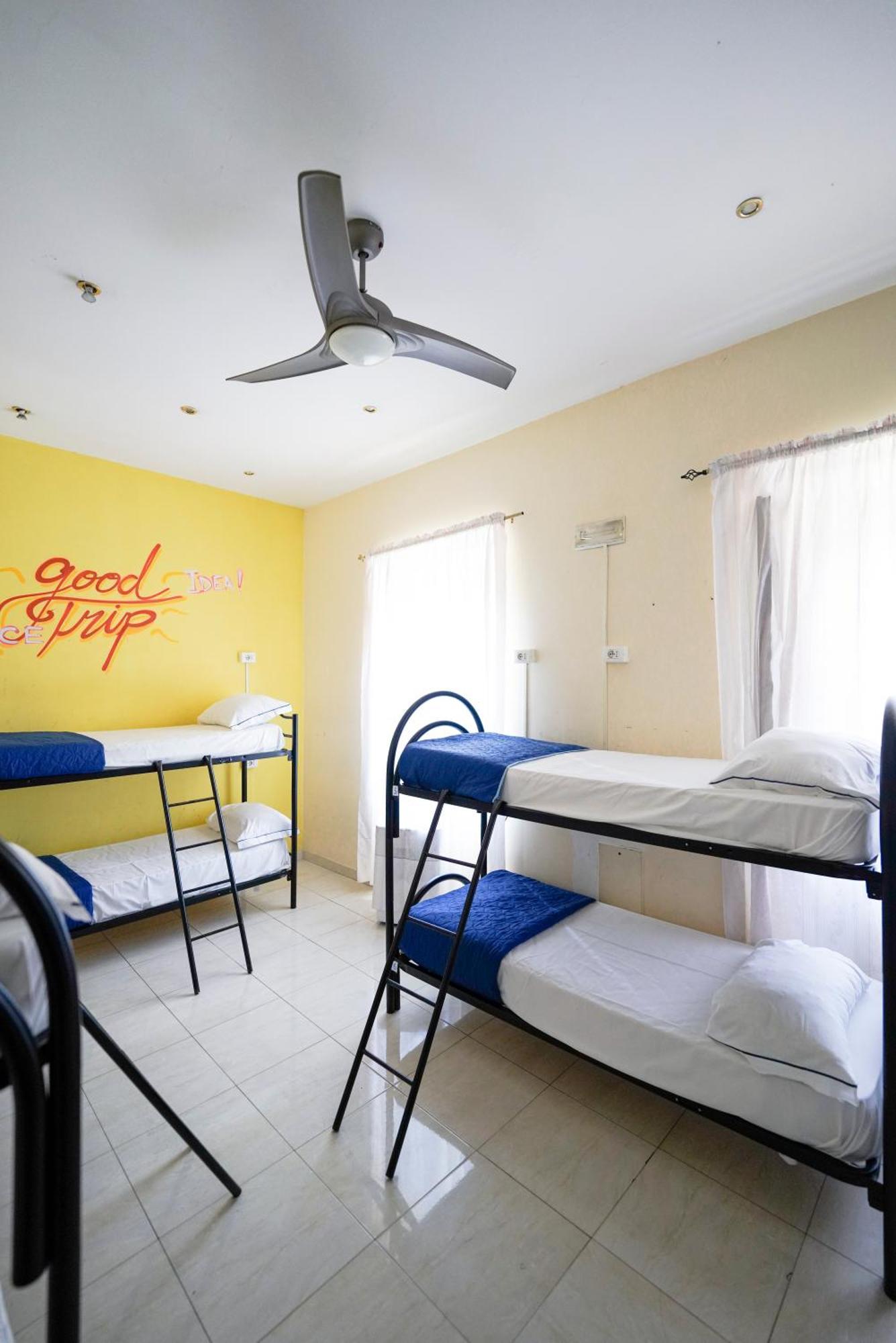 Mochileros - Age Limit 18-28 Hostel