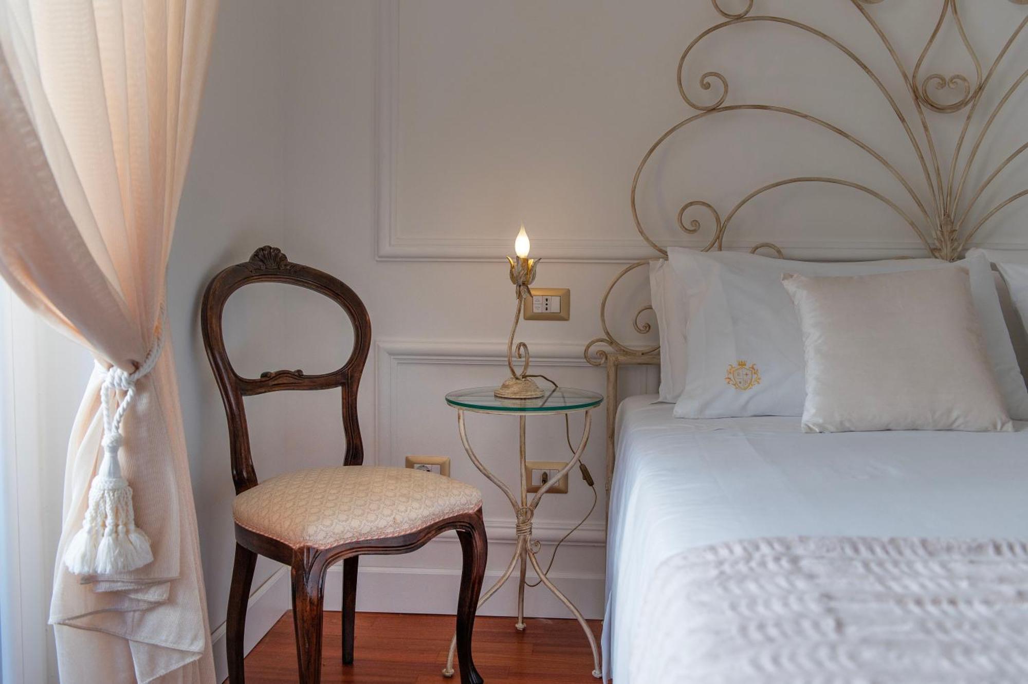 Residenza Borbonica Bed & Breakfast 2*