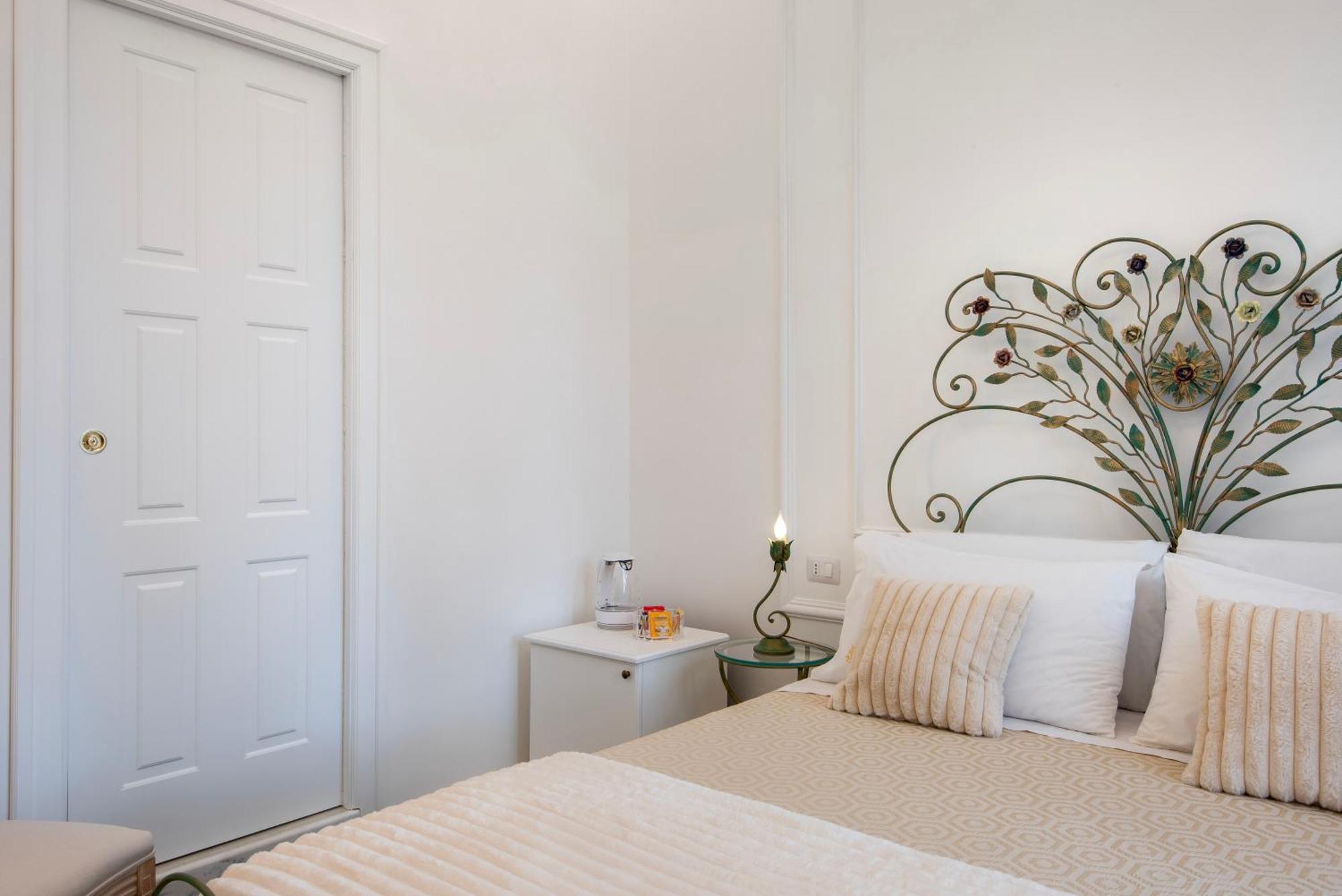 Bed & Breakfast Residenza Borbonica Naples