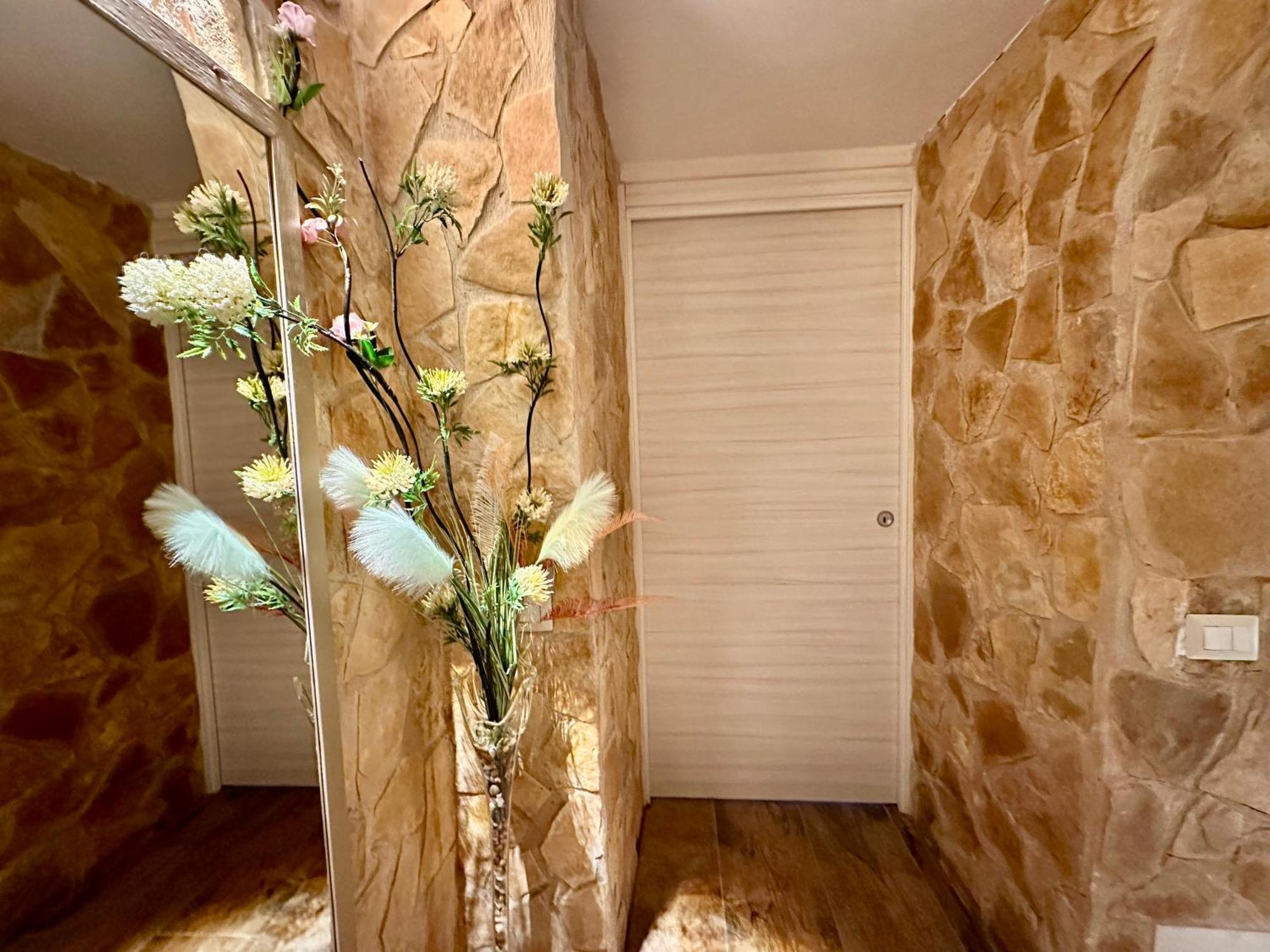 Guest house Window In The Stone