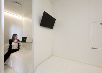 Capsule hotel Bed & Boarding