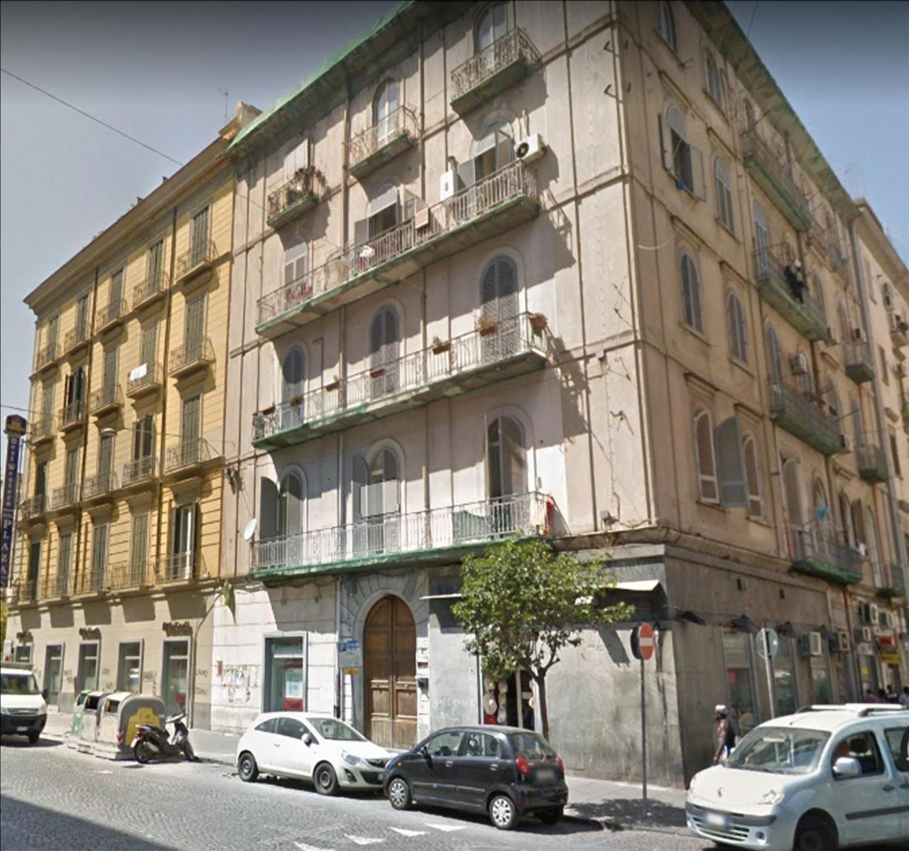 To Live 2* Naples