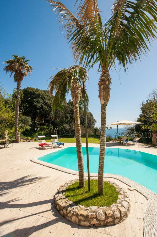 Holidays Family - Pool In Front Of Capri