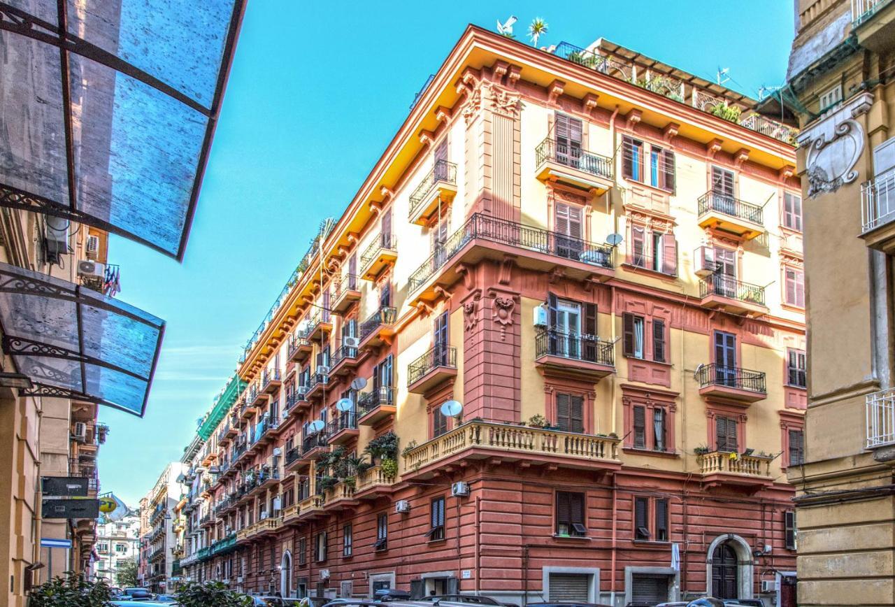 Ferdinando Arthouse Oversized Modern - By Gocce Team Apartment